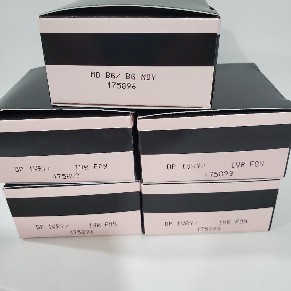 Mary Kay Silky Setting Powder : Deep Ivory & Medium Beige